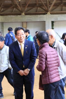 伊沢の里文化祭で来場者の高齢者夫婦と話をする市長の写真