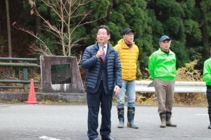 波賀町谷収穫祭で道路上で挨拶をする市長の写真