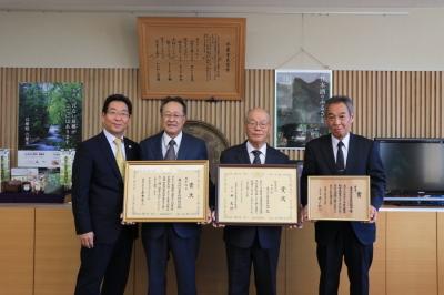 農林水産大臣賞を受賞した森林組合代表者3名が賞状を手に市長と写る記念写真