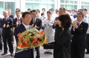 初登庁にて花束を受け取る市長の写真