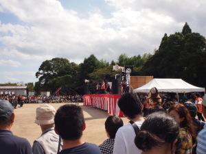 大多喜町お城まつりのステージであいさつをする市長の写真