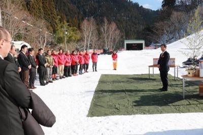 ばんしゅう戸倉スキー場の安全祈願祭でスピーチをする市長の写真