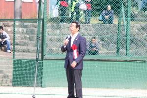 野球グラウンドでスーツをきてスピーチをする市長の写真