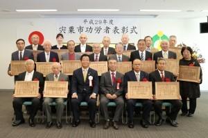宍粟市功労者表彰式で賞状を持つ受賞者たちと市長の記念写真