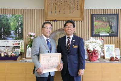 西畑義昭氏へふるさとブナ賞贈呈される市長の写真