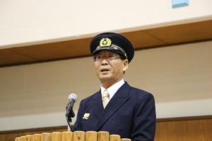 宍粟市消防団出初式で参加者の前に立ち話す市長の写真