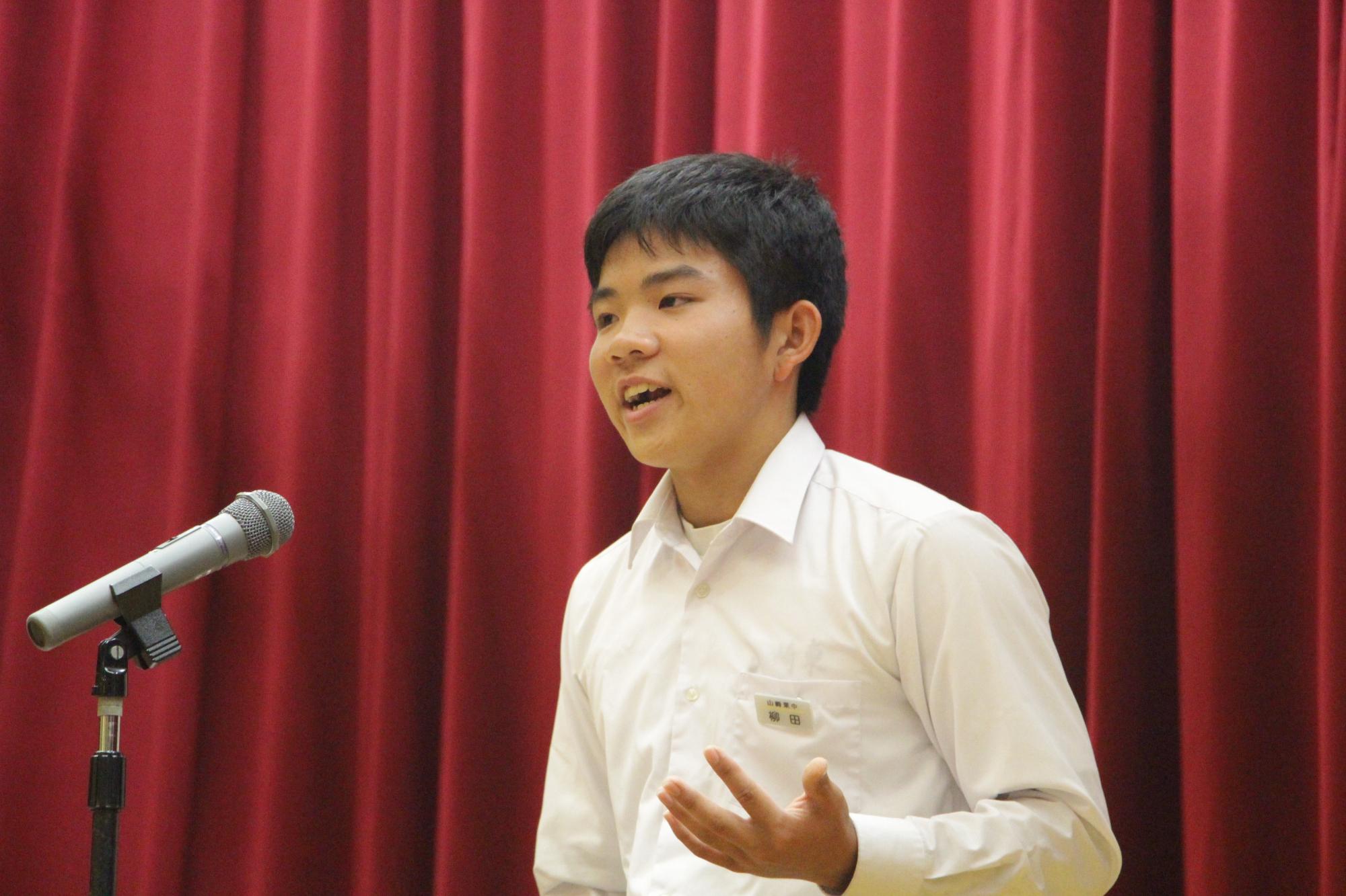 令和元年英語スピーチコンテストでスピーチする男子学生の写真