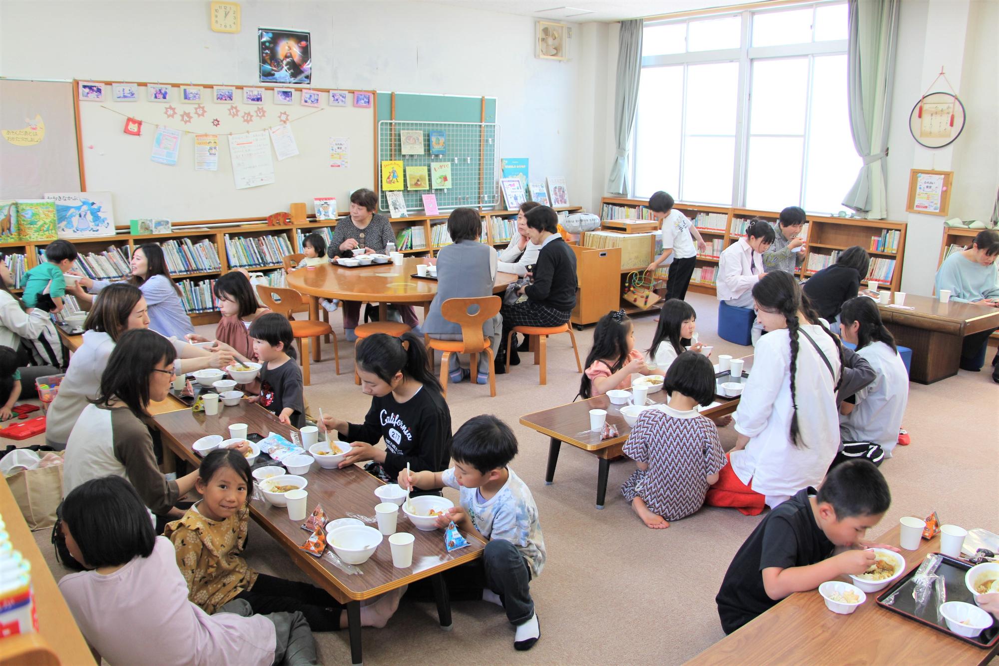 食事を楽しむ参加者とふれあい食堂室内の様子