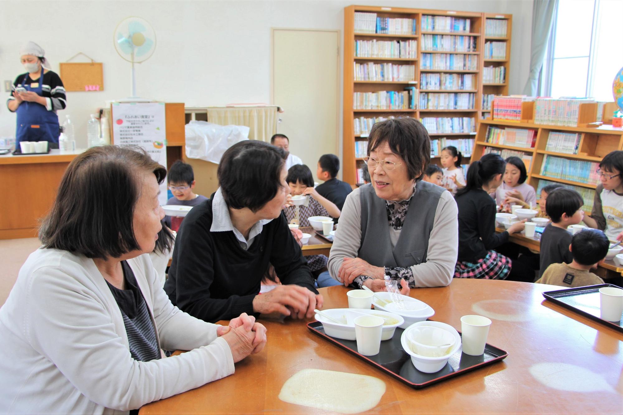 会話を楽しむ参加者とふれあい食堂室内の様子