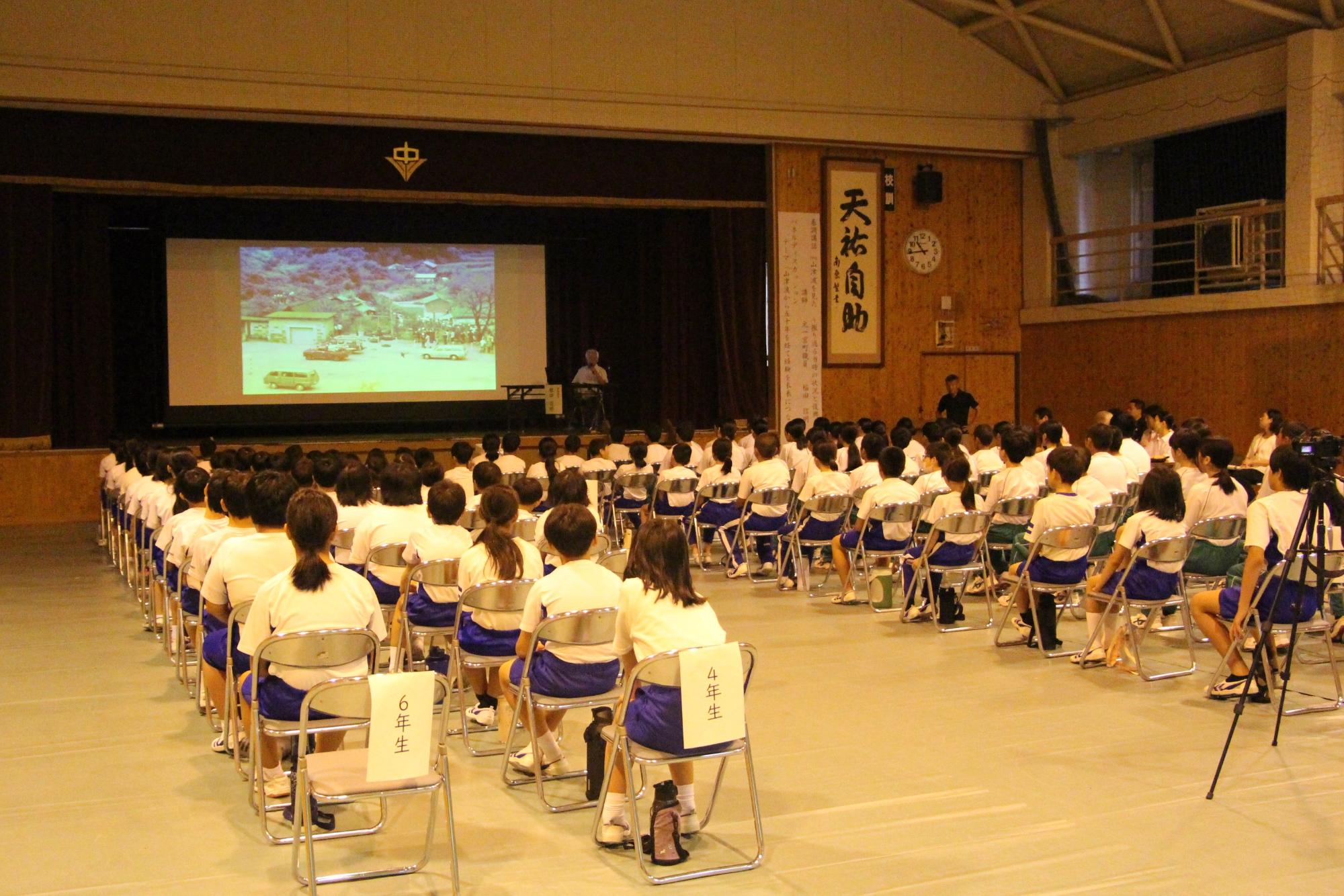 基調講和を受ける一宮北学園の児童、生徒の様子