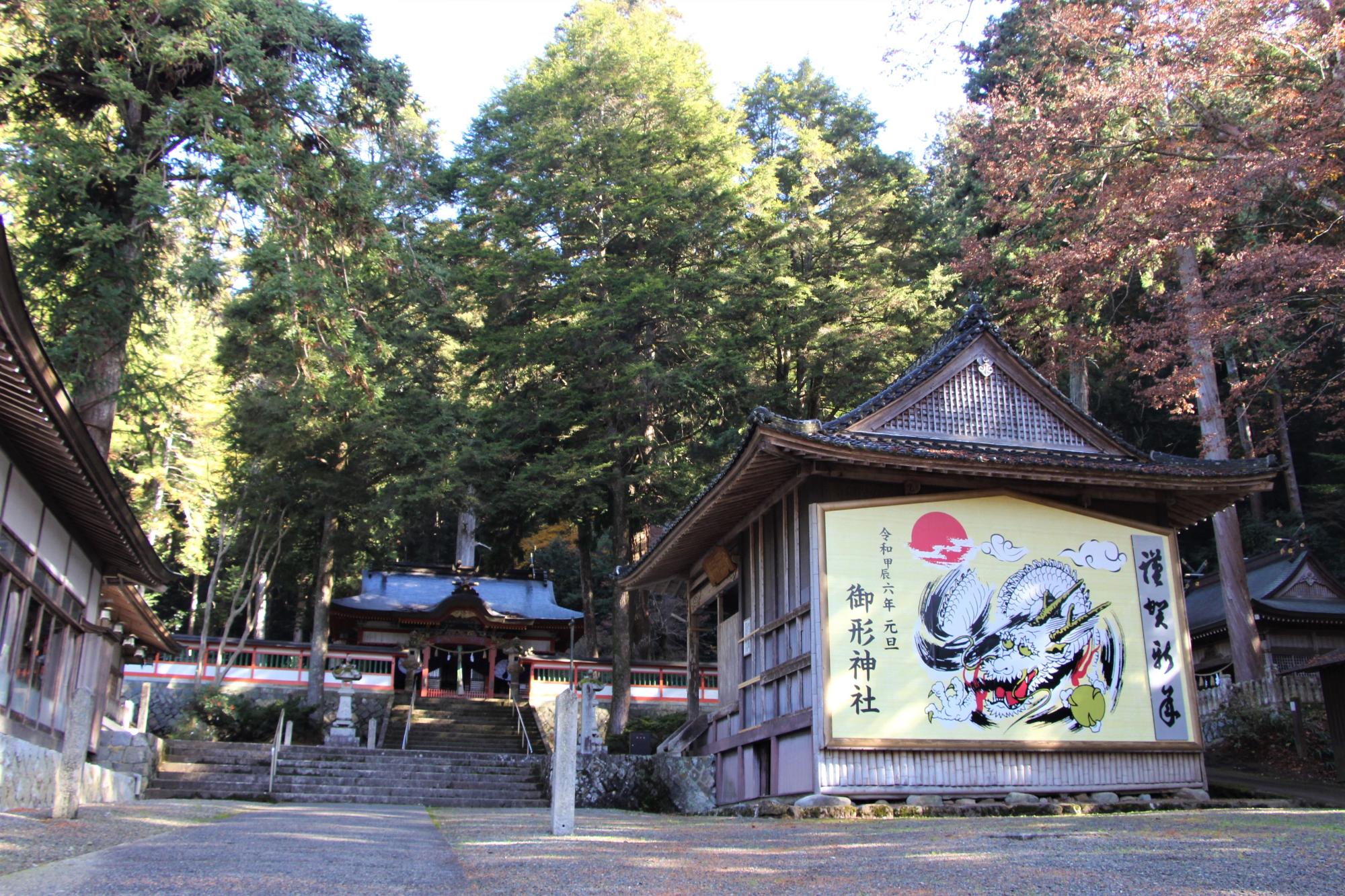朝日に照らされる御形神社本殿と大絵馬