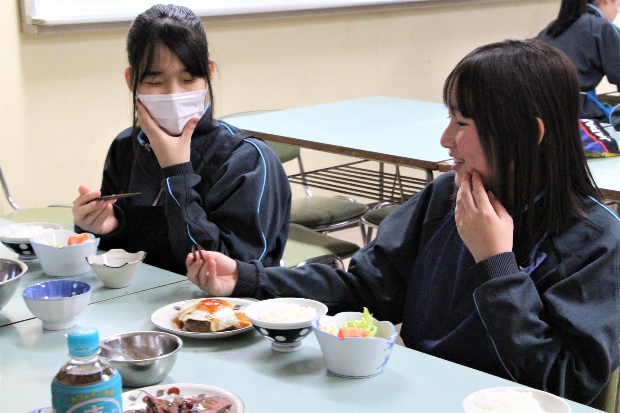 出来上がったジビエと発酵食品の料理を実食する生徒の写真
