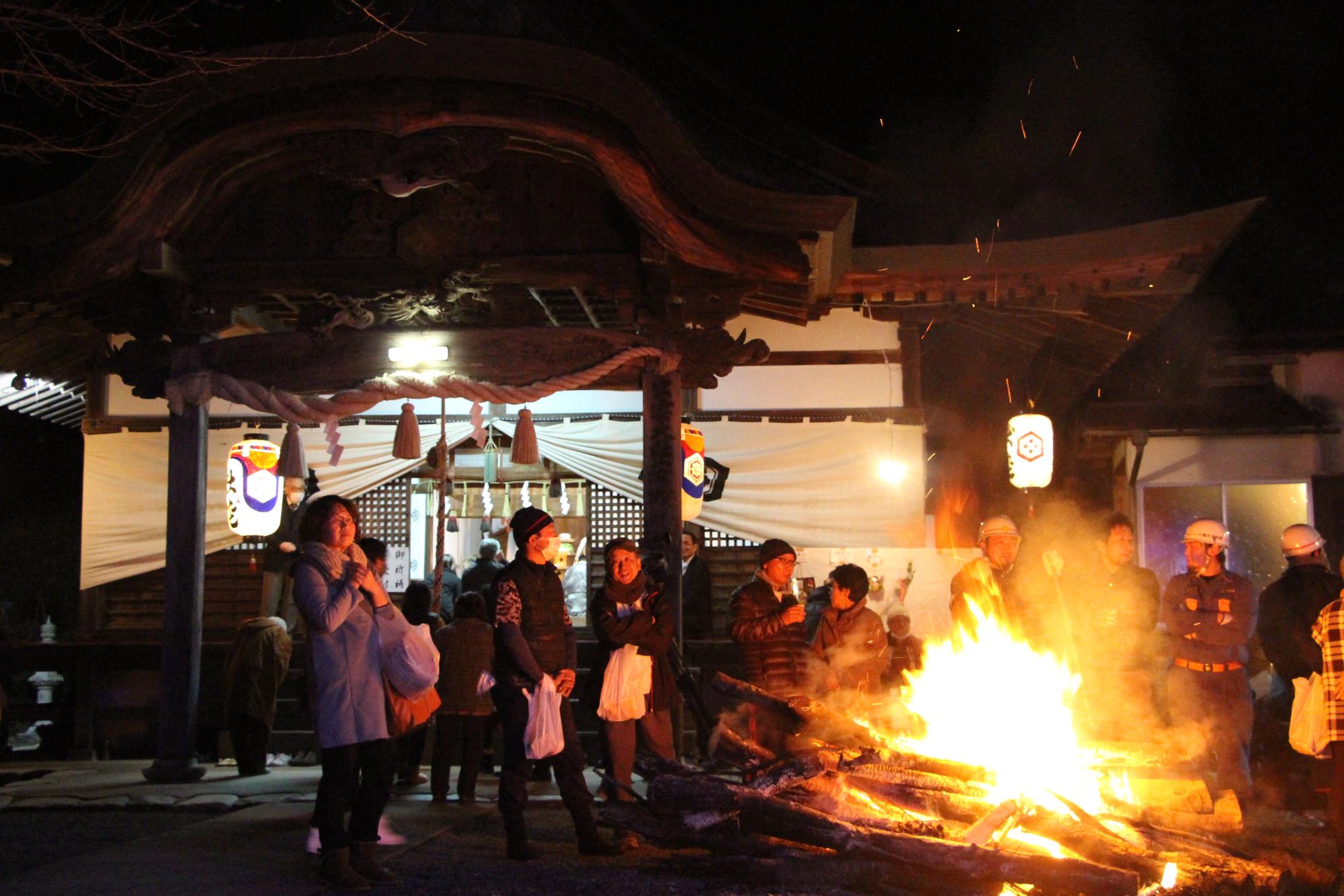 出雲大社安積分祀節分祭の焚火に集う参拝者らの写真