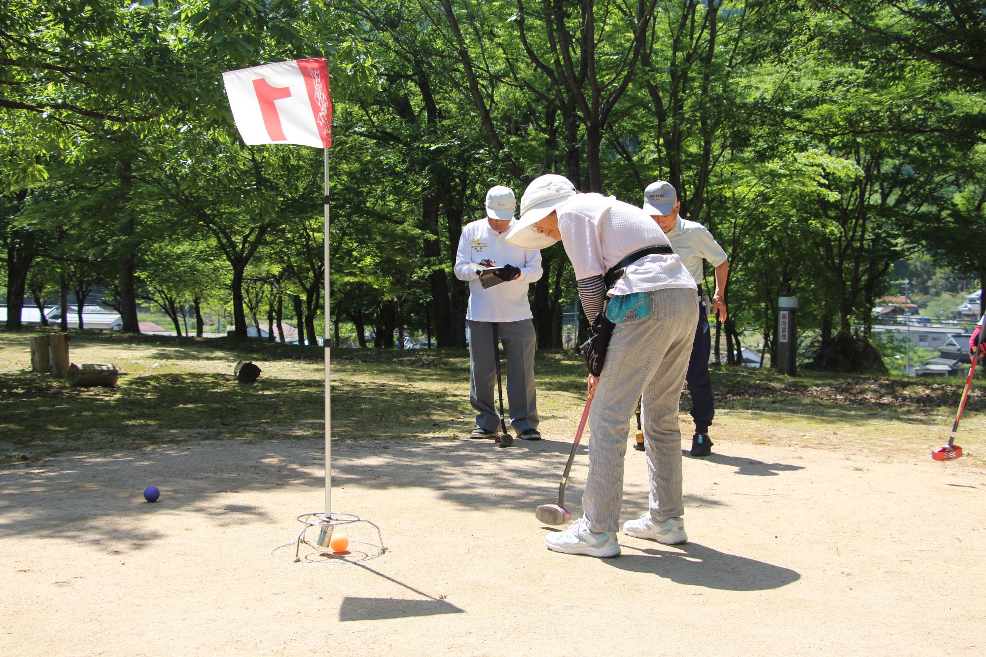 白い帽子をかぶった人がゴルフをしている写真