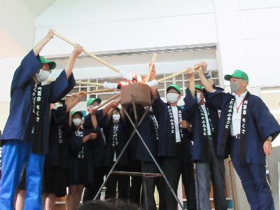 「宍粟たたら製鉄の火」を10人で採火している写真