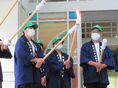 トーチキスで「宍粟たたら製鉄の火」をつなぐ様子