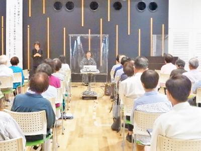 講師である福島利華さんと福島さんの話を聴く受講生の写真