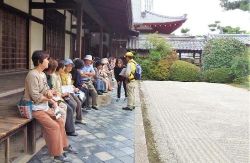 南宗寺の庭を南禅寺の縁側に横一列に座って眺めている参加者らの写真