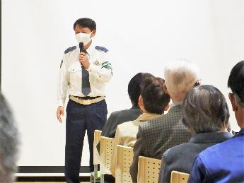 お話をされている木南泰治さんとそれを聴く受講生の写真