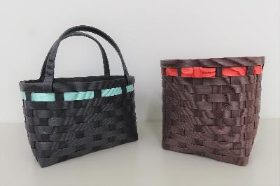 クラフトテープで作ったバックとかごの写真