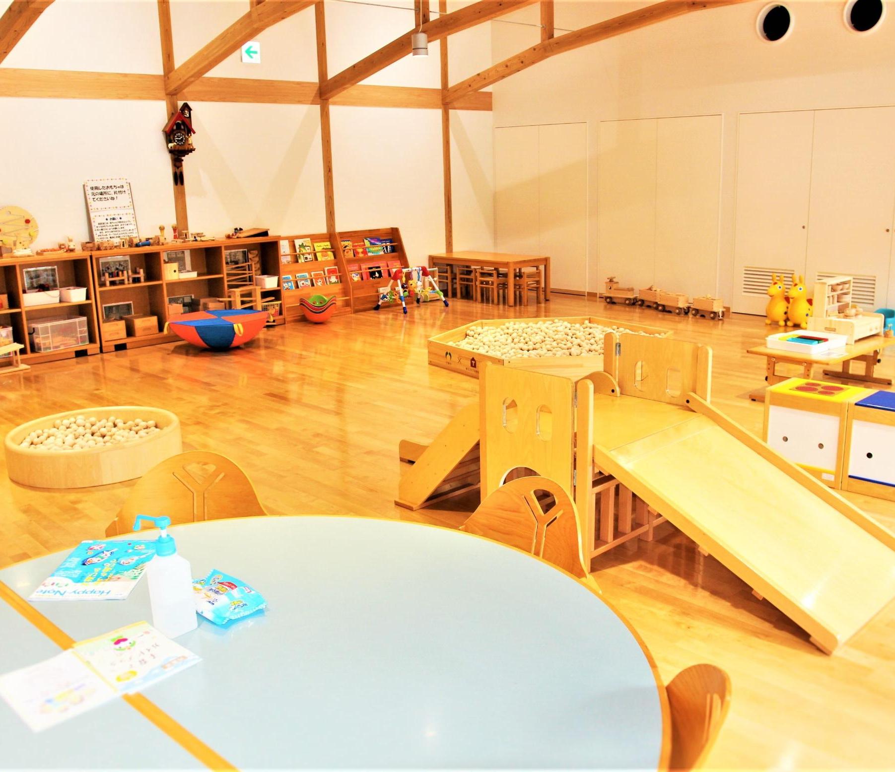 木のおもちゃが並んでいるいちのぴあ1階もくもく広場内部の写真