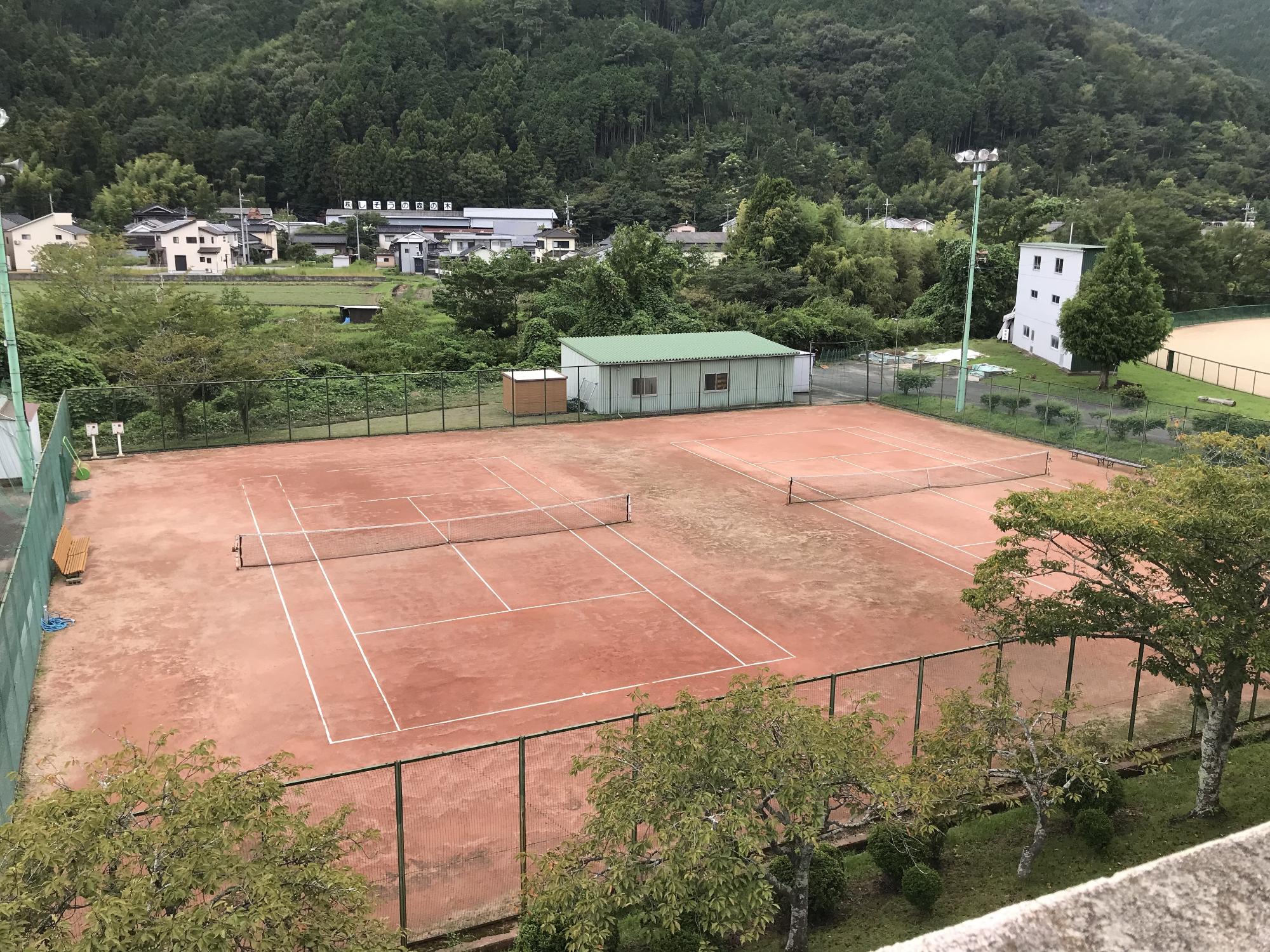 山崎スポーツセンターのテニスコートの全景の写真