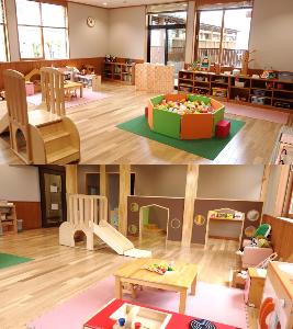 木のおもちゃが部屋のあちこちに置いてある遊戯室の写真