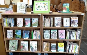 図書室4月5月特集の「育てる」についてずらりと並んだ本