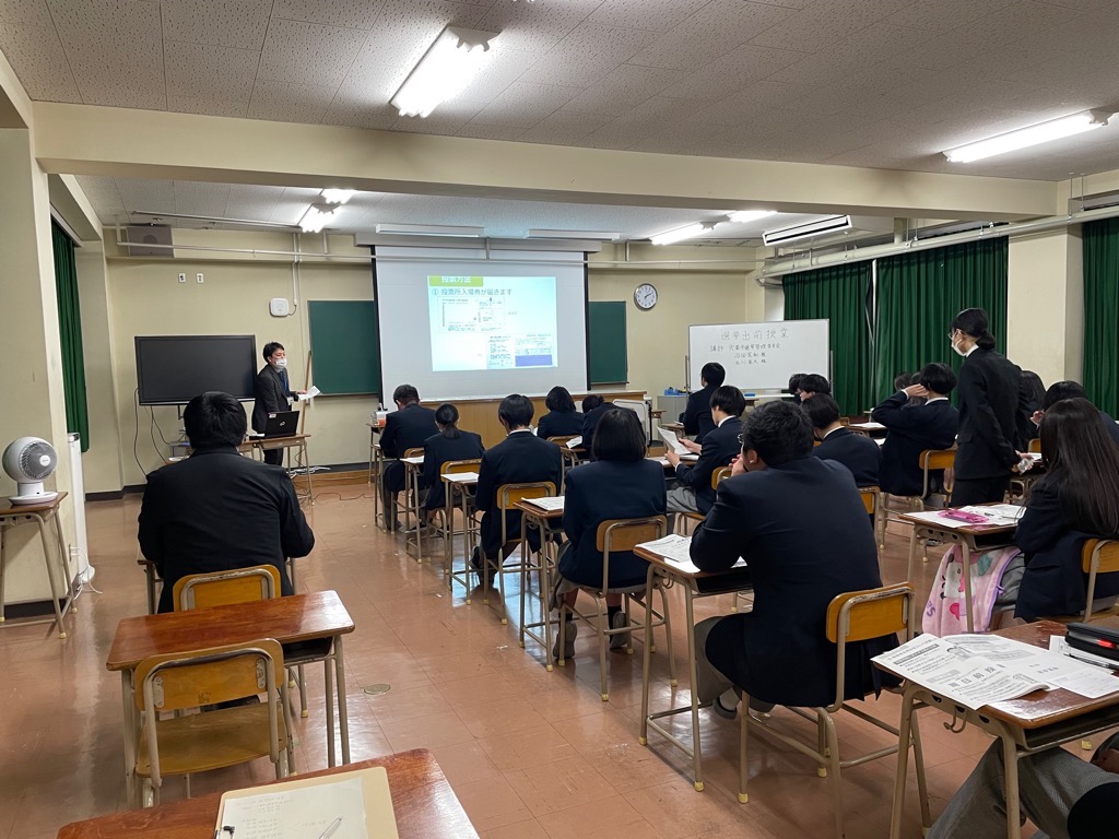 教室内での選挙に関する授業の様子