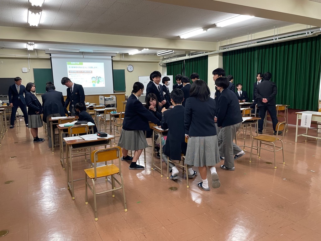 選挙公約を協議する生徒の様子