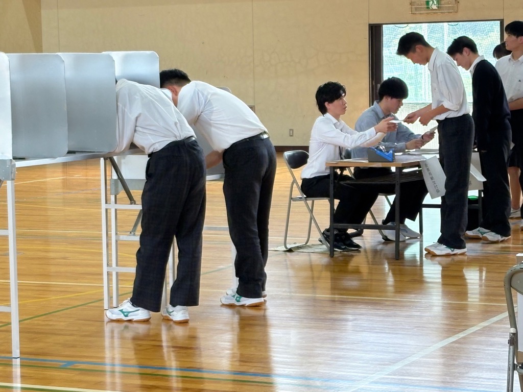 山崎高等学校の生徒が選挙投票の模擬体験をしている画像