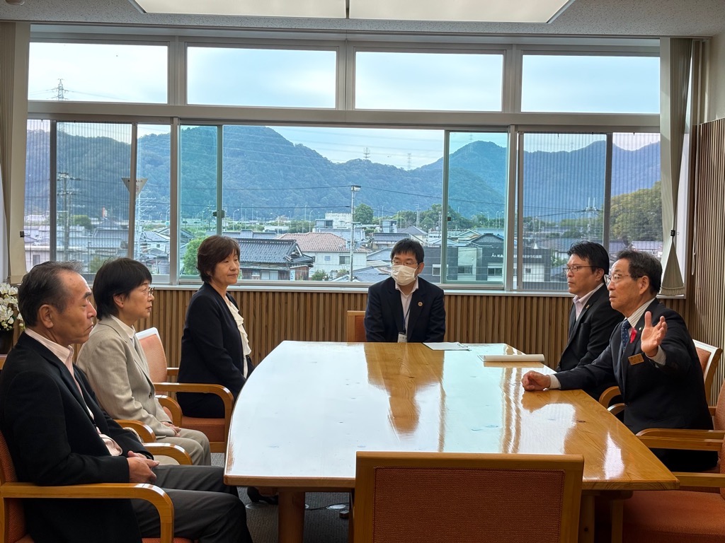 人権擁護委員が市長室で懇談をしている写真