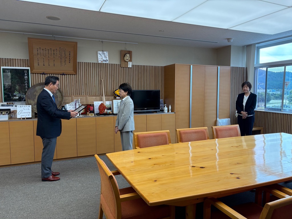 人権擁護委員の退任式で宍粟市長から退任する委員が感謝状を受け取っている写真