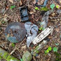 赤西渓谷に放置されたプラスチックなどのごみの写真
