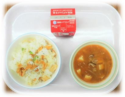 きざみ揚げを使ったこぎつねごはんと味噌汁と牛乳がトレイに並んだ食育の日の献立の写真