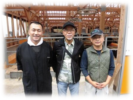 右に宍粟牛を飼養されている岸本さん、左に販売さている柴原さんら三人が並んだ写真