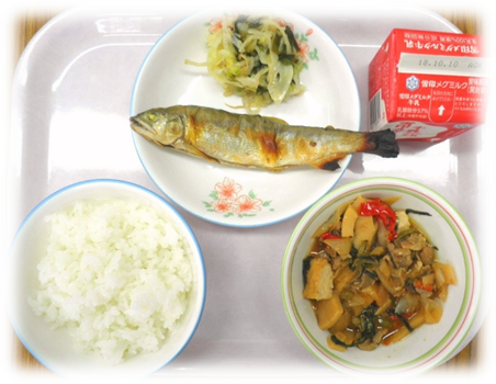 アユと野菜の煮物、ごはんと牛乳がトレイに並んだ献立の写真