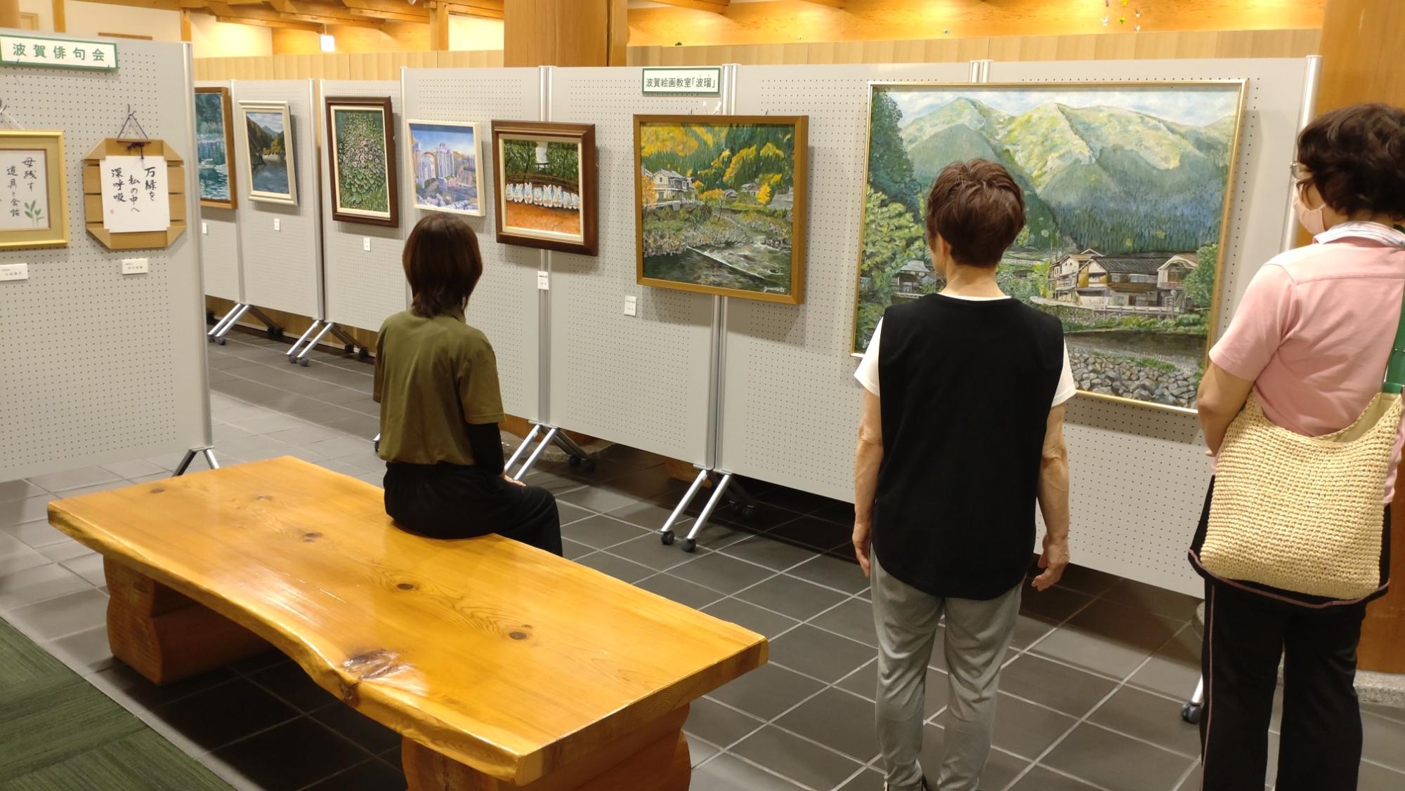 来庁者が作品を観られている様子