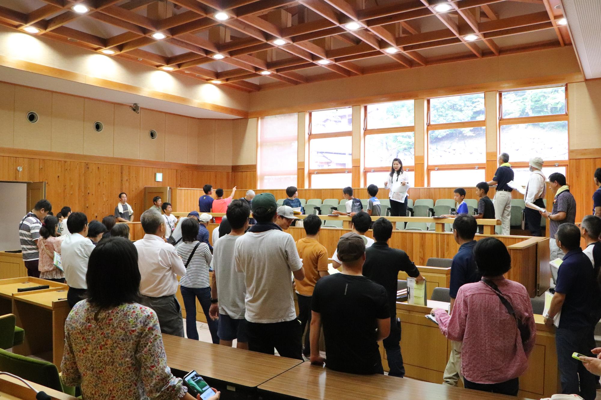 旧波賀町議事堂を見学する参加者の写真