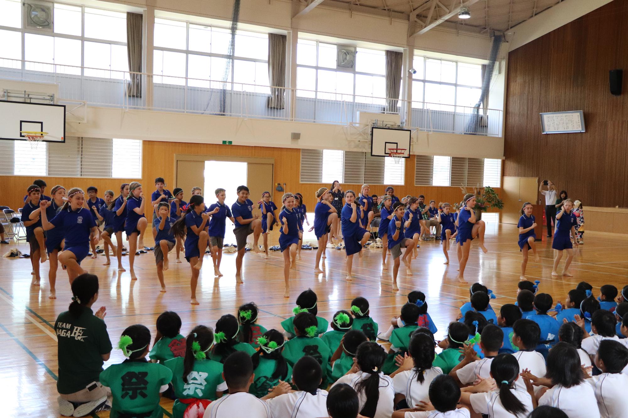 歓迎を受けたアイアンサイド小学校生がお礼のダンスをしている写真
