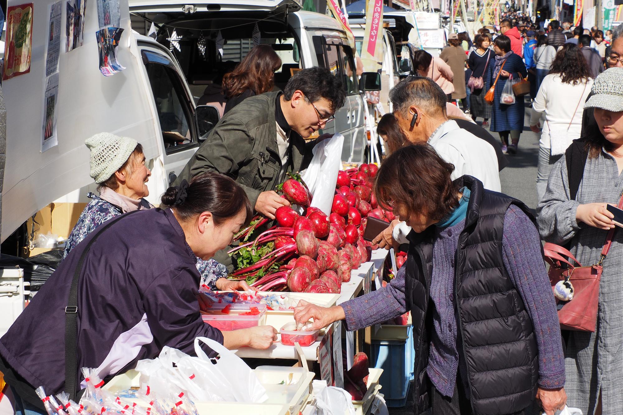 波賀軽トラ市で赤カブが販売されている写真