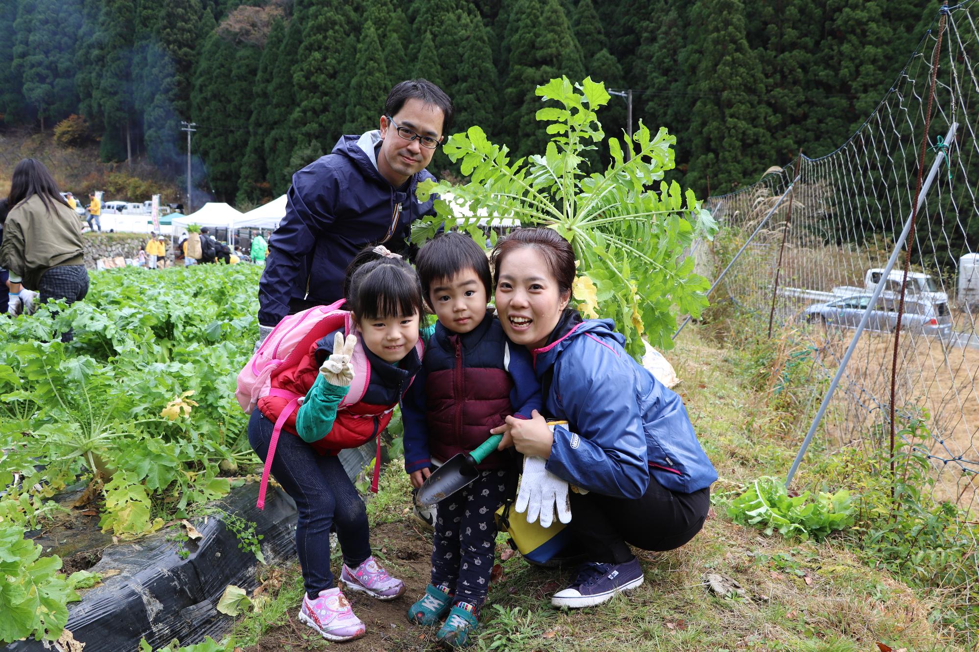 収穫祭に参加した森津さん一家の写真