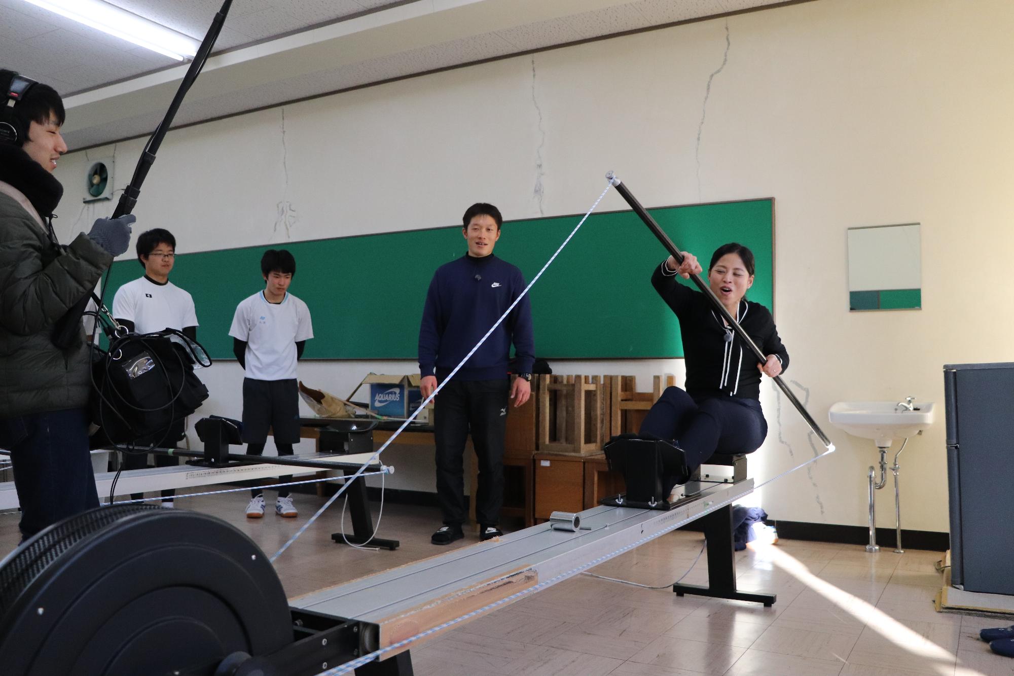 カヌーのトレーニングを体験する小林祐梨子氏の写真