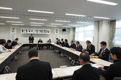 ワールドマスターズゲームズ2021関西宍粟市実行委員会設立総会で委員らが机を囲み協議している写真