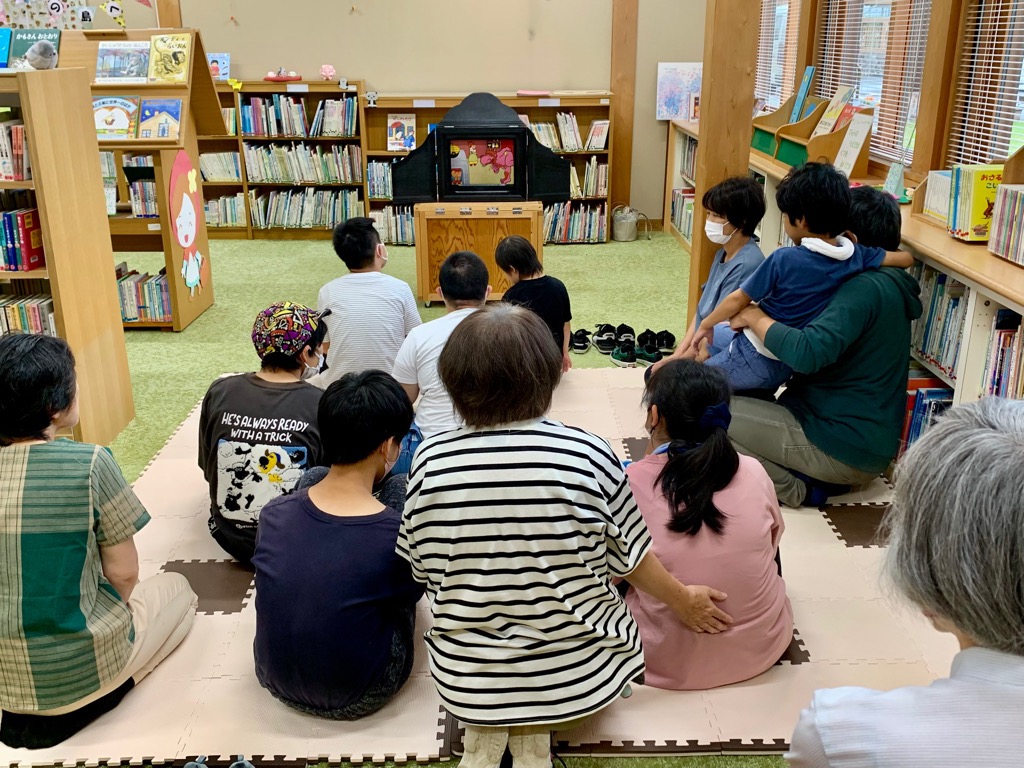 紙芝居を楽しむ参加者