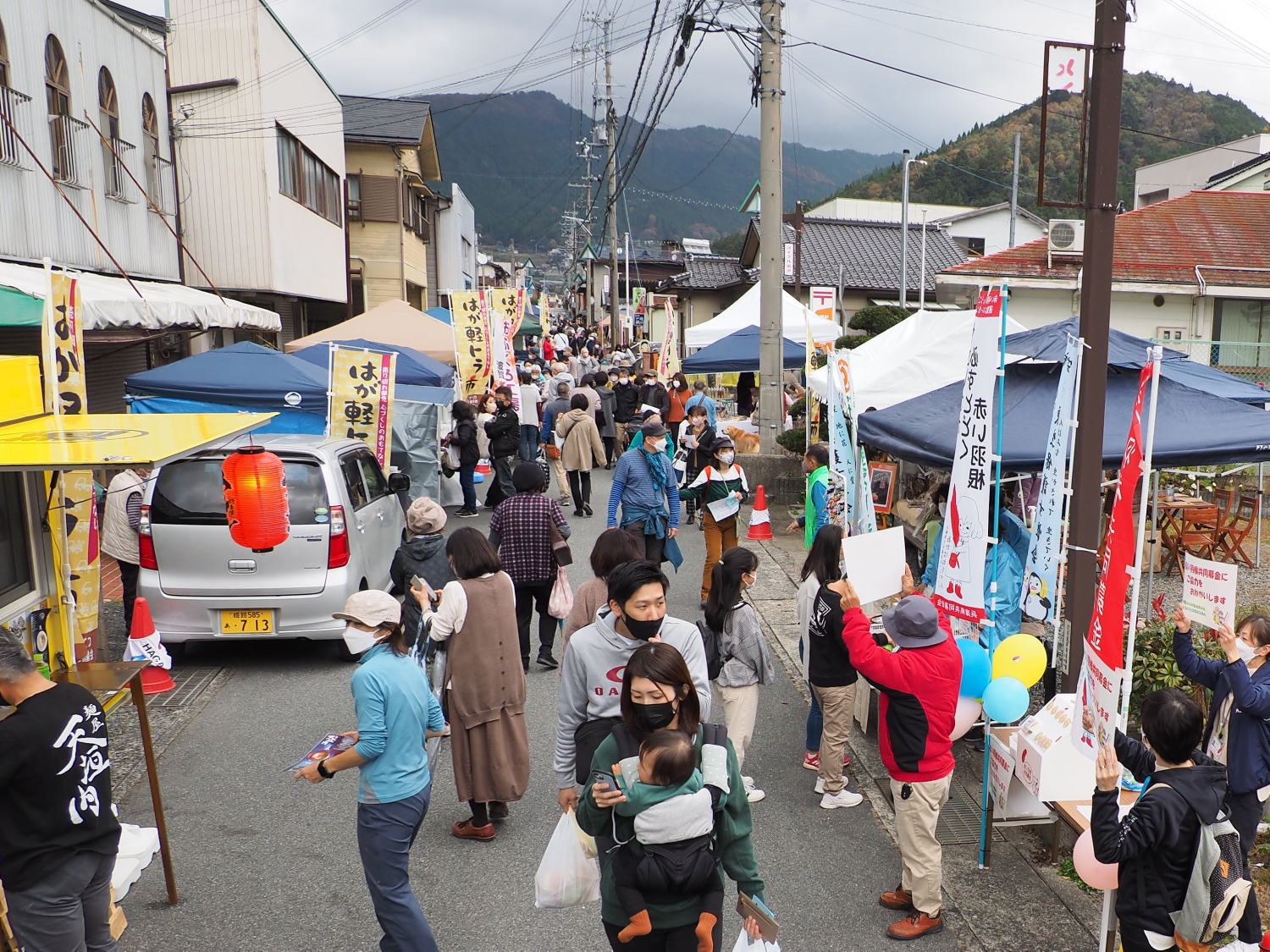 旧上野商店街の通りに設置された店舗と間を埋め尽くす人の波