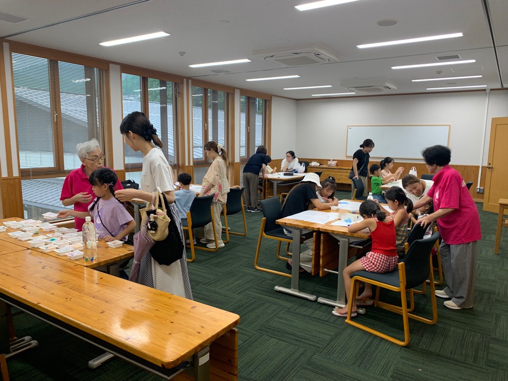 親子で工作を楽しむ様子
