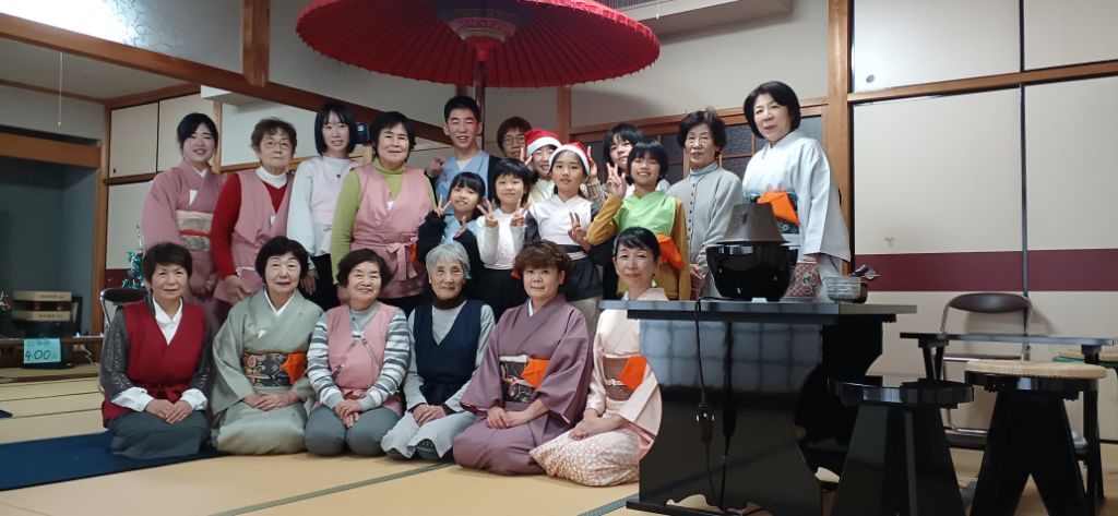 茶道の指導者とかえで学園生、茶華道教室に通う児童らの集合写真