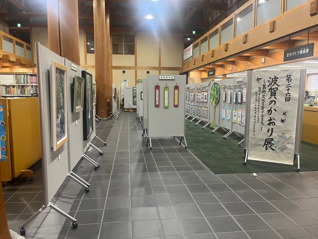 はがてらすロビーに作品展示している様子