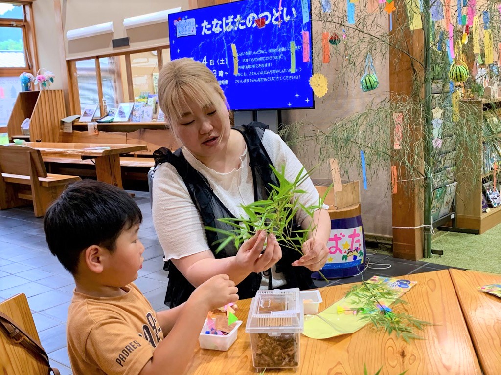 笹飾りづくりの様子